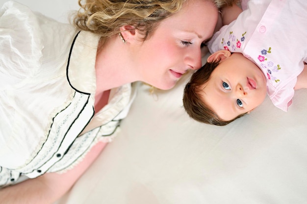 jeune maman et son bébé se détendent