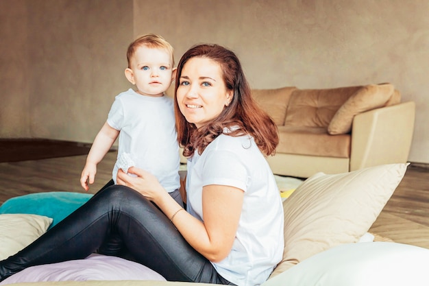 Jeune maman et son enfant s'amusant à l'intérieur