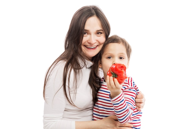 Une jeune maman souriante avec un fils est végétarienne.