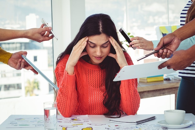 Jeune manager créatif ressentant la pression