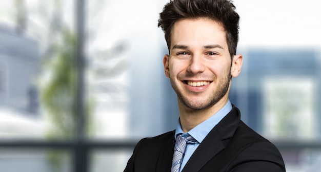 Jeune manager dans son bureau