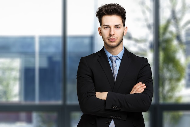 Jeune manager dans son bureau