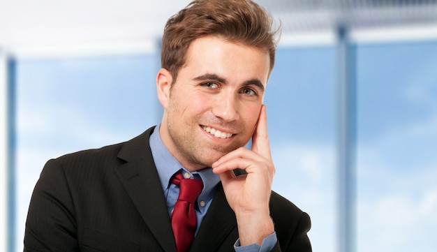 Jeune manager dans son bureau