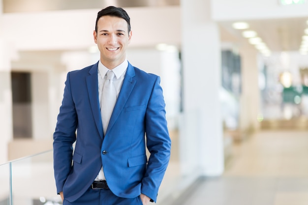 Jeune manager dans son bureau