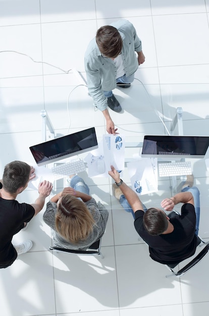 Le jeune manager donne le schéma à sa direction La vue de dessus