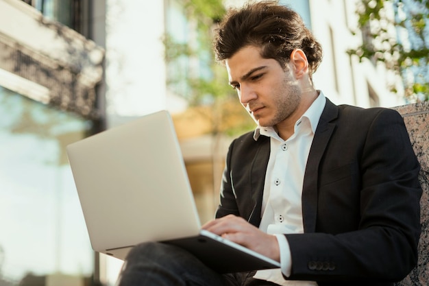 Un jeune manager utilise un ordinateur portable Un économiste surfe sur Internet L'avocat répond aux clients