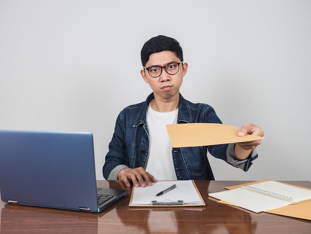 Jeune manager visage en colère donnant une enveloppe à youFried concept