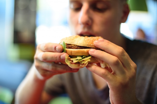 Jeune, manger, délicieux, hamburger