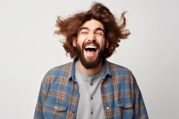 Le jeune mannequin barbu souriant se réjouit des prochains week-ends habillé décontracté isolé sur un fond blanc positif satisfait étudiant en bonne humeur après avoir réussi les examens à l'université