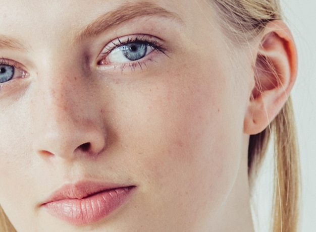 Jeune mannequin blonde aux cheveux longs. Fille de beauté avec une coiffure parfaite bouclée. Prise de vue en studio.