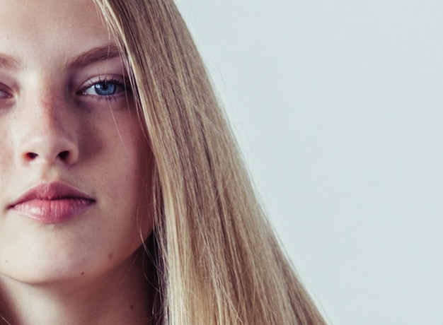 Jeune mannequin blonde aux cheveux longs. Fille de beauté avec une coiffure parfaite bouclée. Prise de vue en studio.