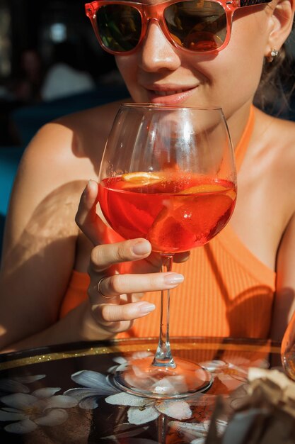 Jeune mannequin brune assise dans un café