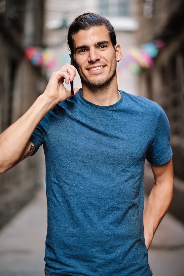 Photo jeune mannequin caucasien et fitness utilisant un smartphone