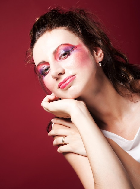 Jeune mannequin sur fond rouge