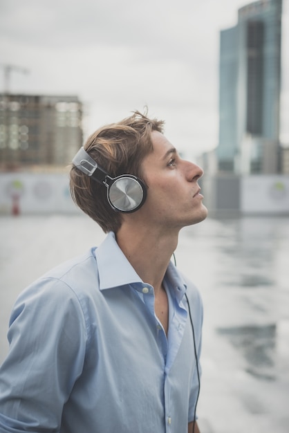 jeune mannequin hansome blonde homme avec un casque