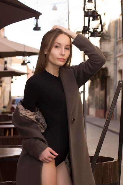 Photo jeune mannequin à la mode posant dans la rue