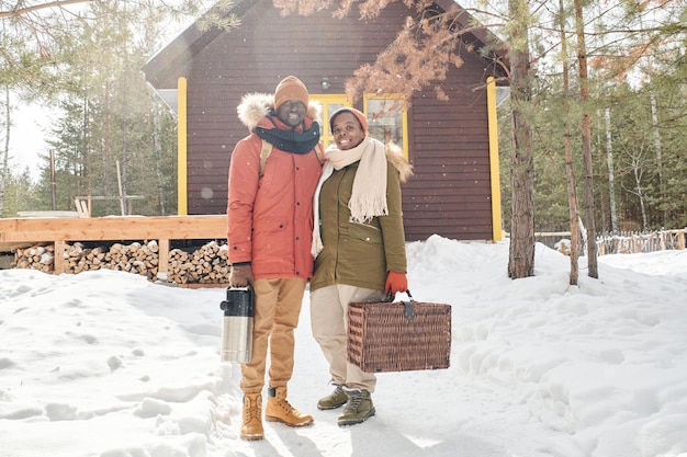 Jeune mari et femme afro-américains contemporains en vêtements d'hiver