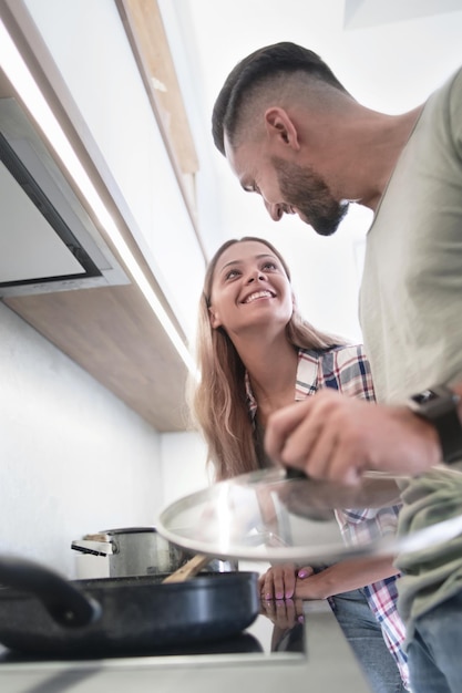 Jeune mari et femme préparent le dîner ensemble