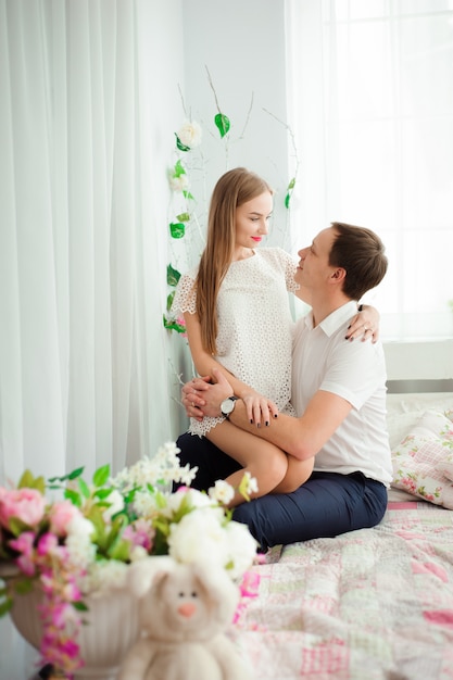 Un jeune mari et sa femme s'embrassent.