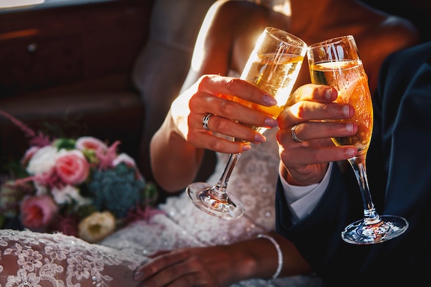 Jeune mariage détient et monter des verres de champagne