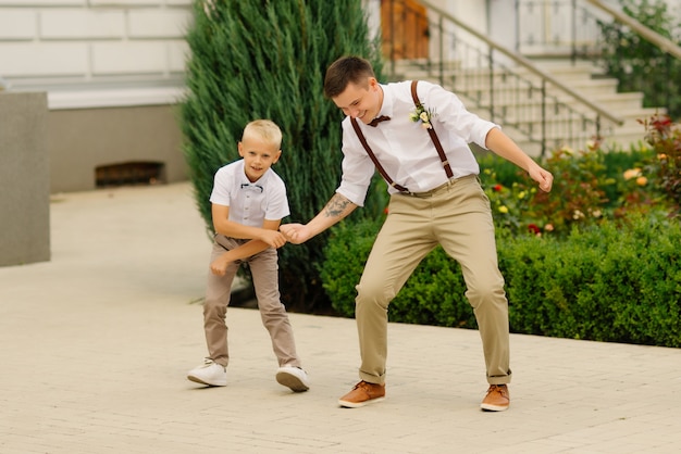 Le jeune marié et son frère cadet dansent et s'amusent le jour du mariage.