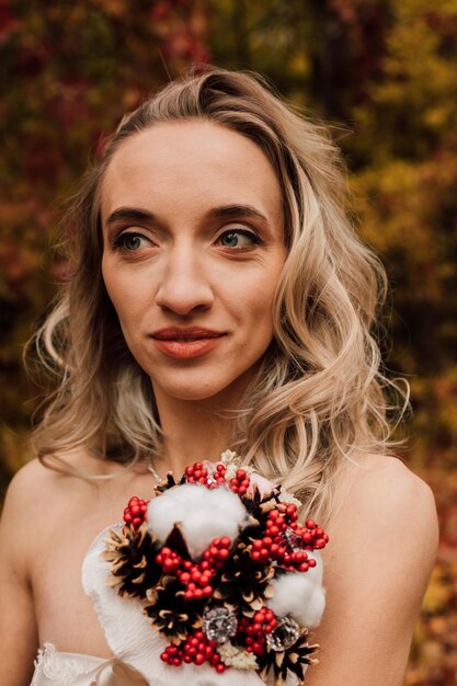 Jeune mariée blonde belle fille sexy posant avec un bouquet