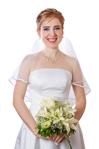 Jeune mariée blonde sourit joyeusement tenant dans sa main un bouquet de mariage de lys blancs