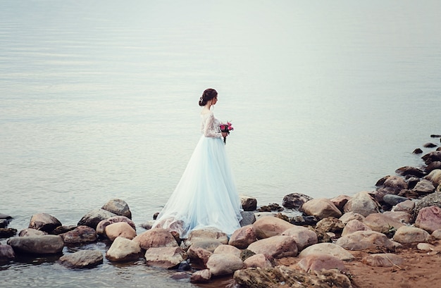 Jeune mariée avec bouquet