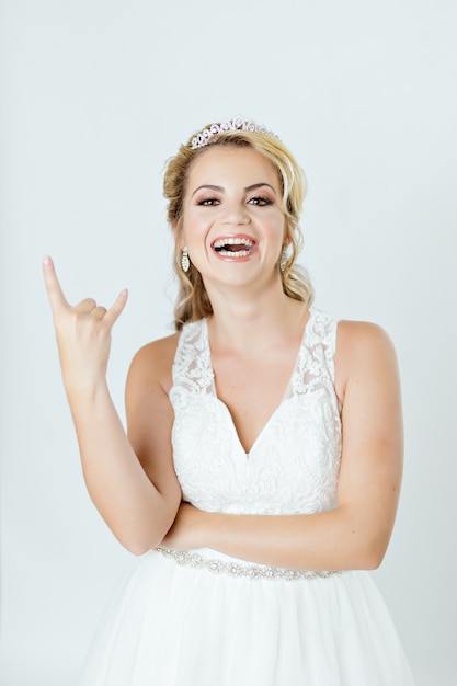 Jeune mariée caucasienne blonde sur fond blanc