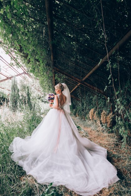 Jeune mariée charmante le jour du mariage