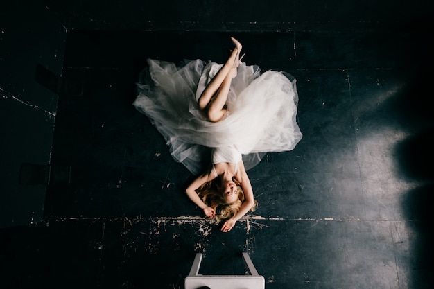 Jeune mariée dans une robe blanche