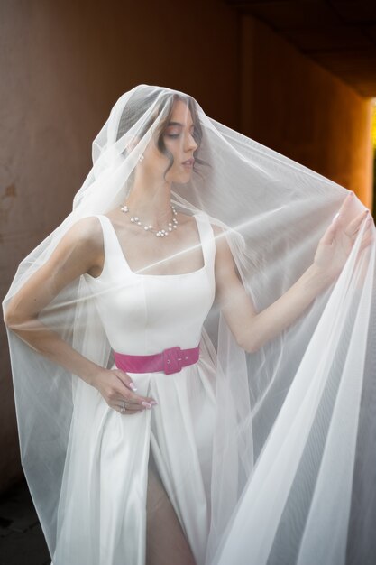 Photo jeune mariée européenne en robe de mariée