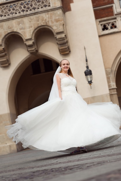 Photo jeune mariée gaie sur le plus beau jour de sa vie