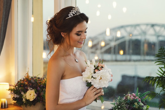Jeune mariée heureuse portant une belle robe luxuriante