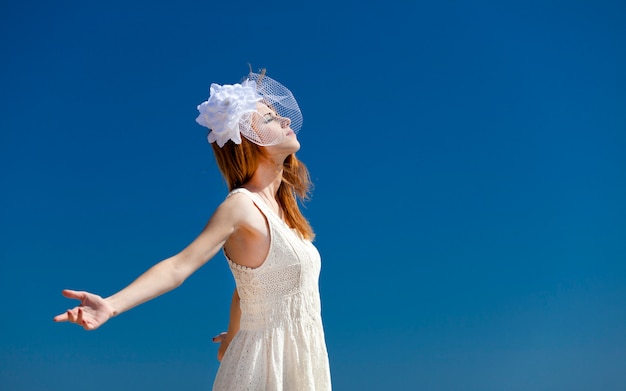 Jeune mariée à la plage