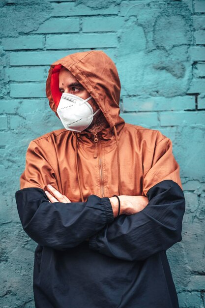 Un jeune avec masque et cagoule Premiers pas de la pandémie incontrôlée de Covid19