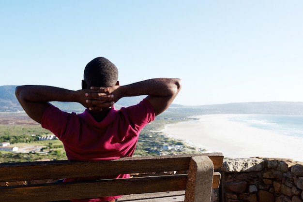 Jeune mec africain en vacances