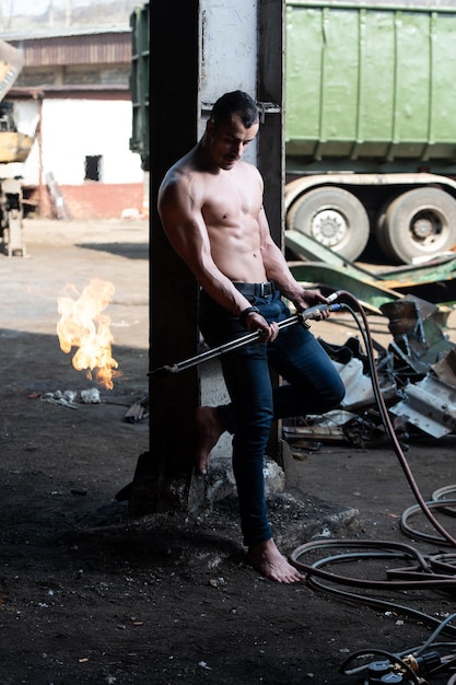 Jeune mec athlétique avec torche à gaz