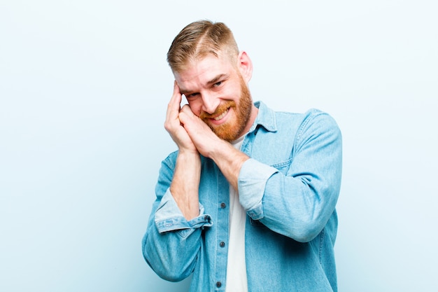 jeune mec blond se sentant amoureux et mignon