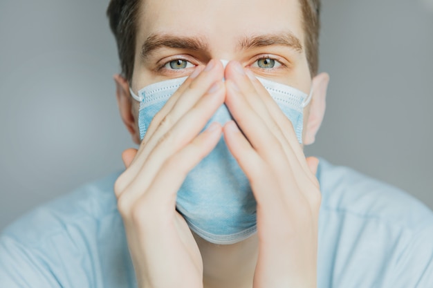 Jeune mec dans un masque médical à la maison