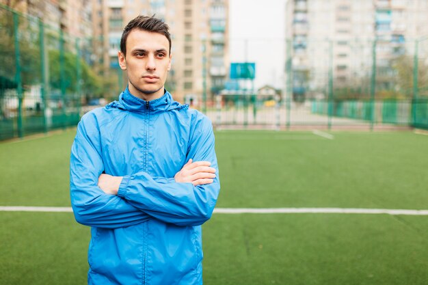 Un jeune mec fait du sport, portrait, beau mec en tenue de sport. Le gars travaille en plein air et frais.