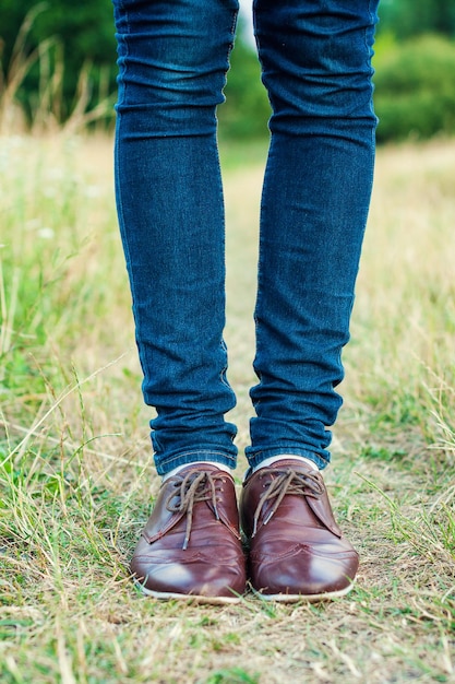 Jeune mec en jeans et chaussures élégantes