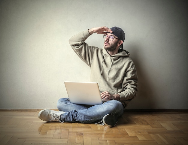 Jeune mec avec un ordinateur portable