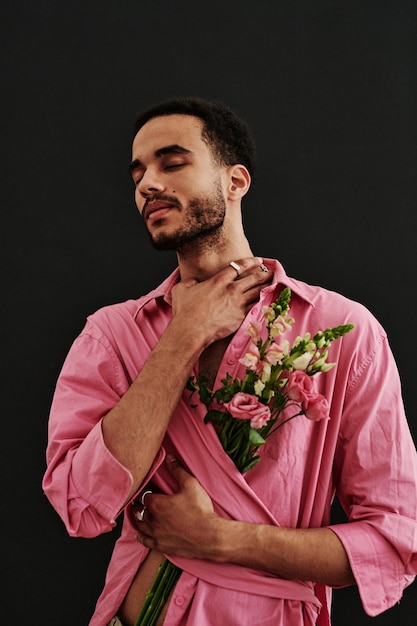 Jeune mec satisfait en chemise rose