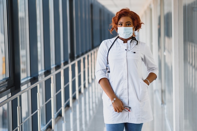 Jeune médecin africain attrayant avec masque facial