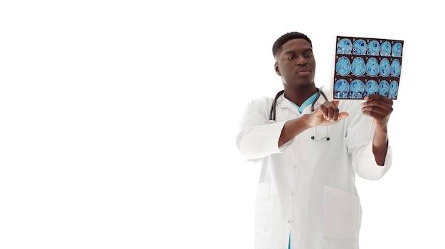 Un jeune médecin afro-américain lit et visualise une IRM du cerveau