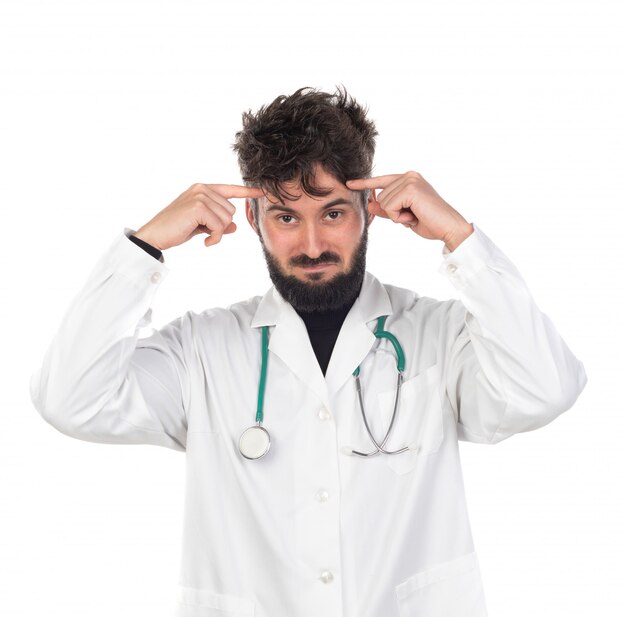 Jeune médecin avec barbe portant un uniforme blanc