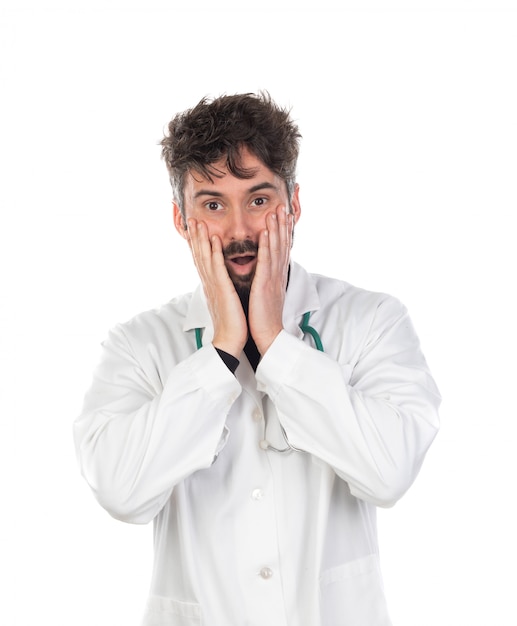 Jeune médecin avec barbe portant un uniforme blanc