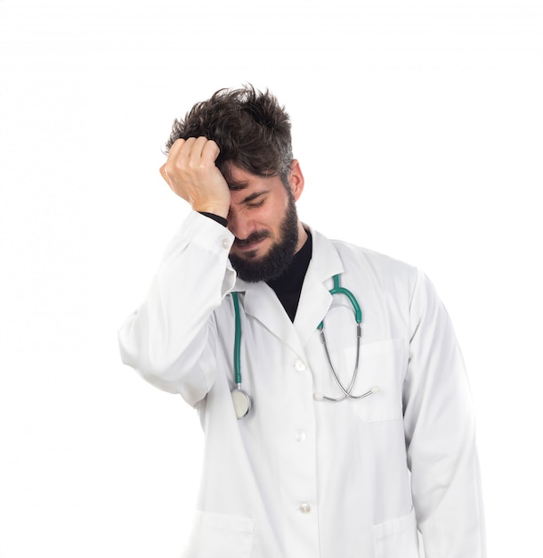 Jeune médecin avec barbe portant un uniforme blanc