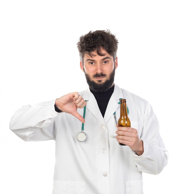 Jeune médecin avec barbe portant un uniforme blanc